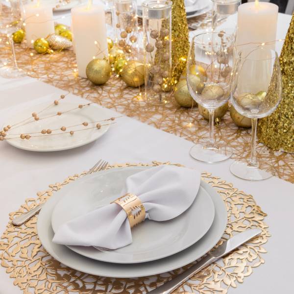 schoene-tischdekoration-mit-weihnachtsschmuck-goldfarben-small